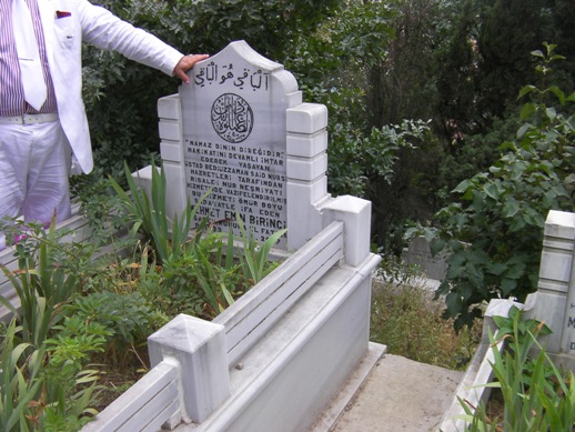Bekir Berk ağabey mezarı başında yad edildi 18
