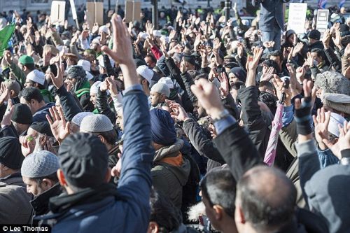 Londralı Müslümanlar Hz. Peygambere sahip çıktı 10