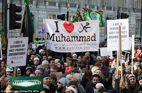Londralı Müslümanlar Hz. Peygambere sahip çıktı 2