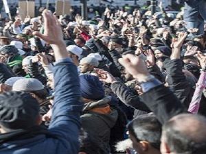 Londralı Müslümanlar Hz. Peygambere sahip çıktı