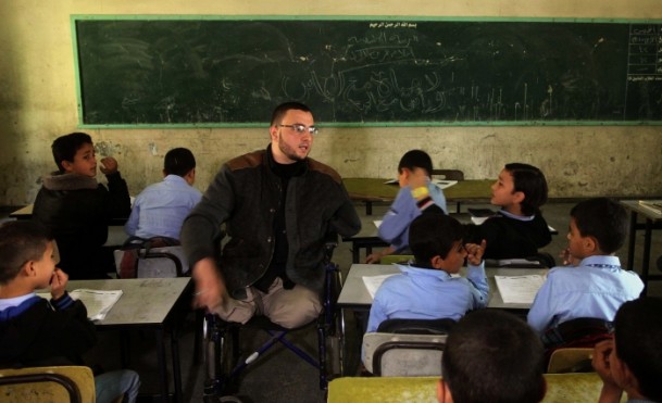 Tekerlekli sandalyesinde öğretmenlik yapıyor 1
