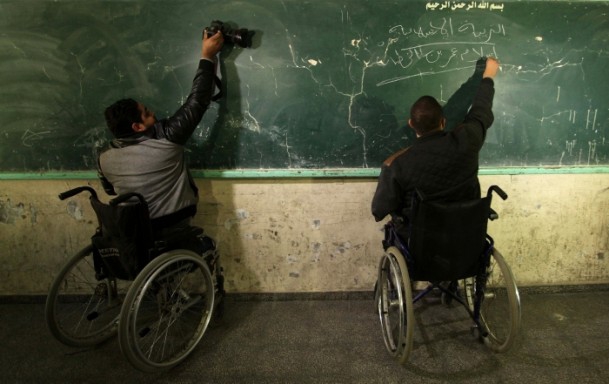 Tekerlekli sandalyesinde öğretmenlik yapıyor 3