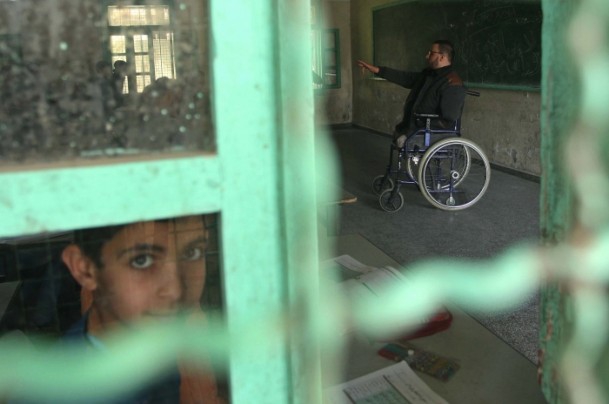Tekerlekli sandalyesinde öğretmenlik yapıyor 5