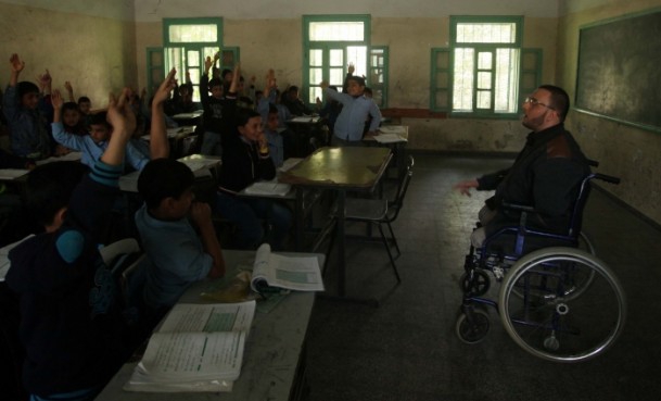 Tekerlekli sandalyesinde öğretmenlik yapıyor 8
