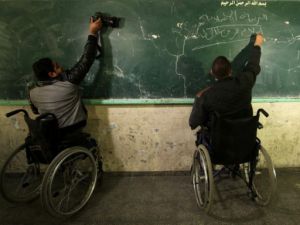 Tekerlekli sandalyesinde öğretmenlik yapıyor