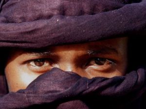 Erkeklerin de peçe taktığı Müslüman halk