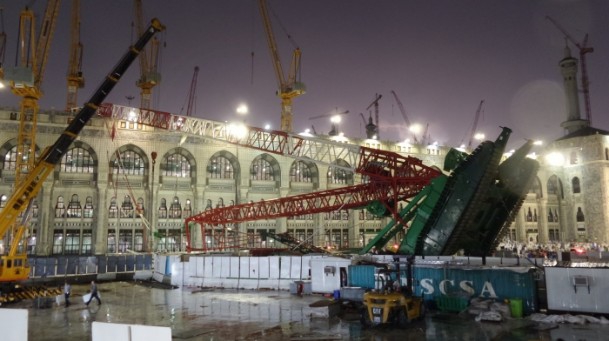 Kabe'de vinç devrildi 1