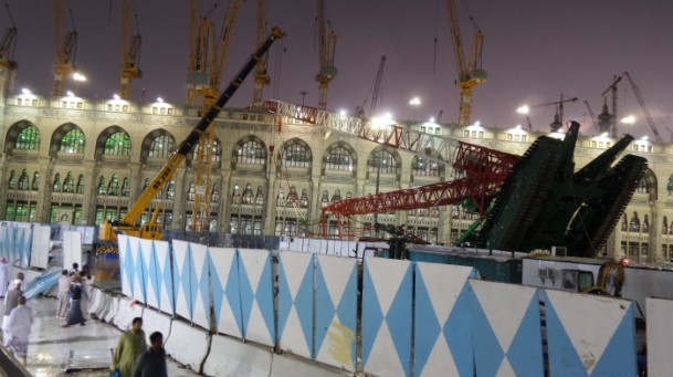 Kabe'de vinç devrildi 3