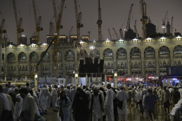Kabe'de vinç devrildi 5