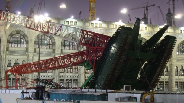 Kabe'de vinç devrildi 6