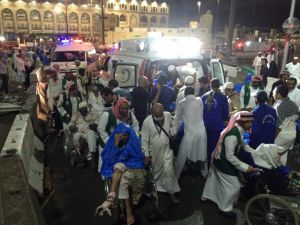 Kabe'de vinç devrildi