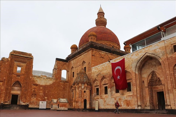 İshak Paşa Sarayı Camii 100 yıl sonra ibadete açıldı 2