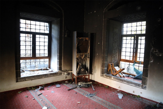 Tarihi cami kullanılamaz halde 14