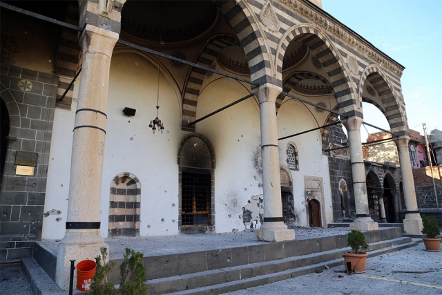 Tarihi cami kullanılamaz halde 21