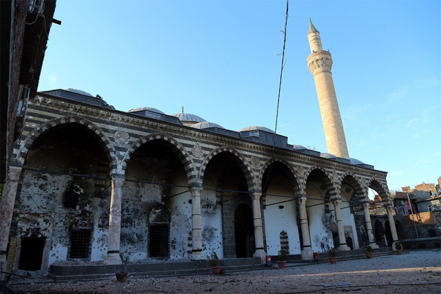 Tarihi cami kullanılamaz halde 7