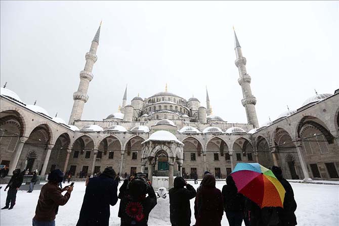 Beyaz rahmete bürünen İstanbul ve Camileri 35