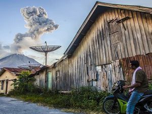Endonezya'daki Sinabung Yanardağı
