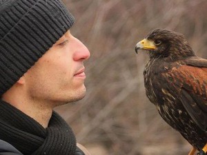 Şahiniyle dostluğu görenleri şaşırtıyor