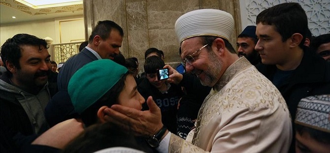 Görmez, sabah namazını gençlerle kıldı 1