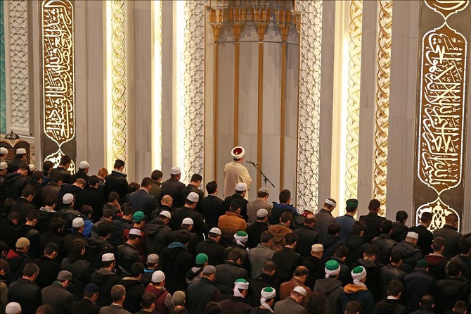 Görmez, sabah namazını gençlerle kıldı 10