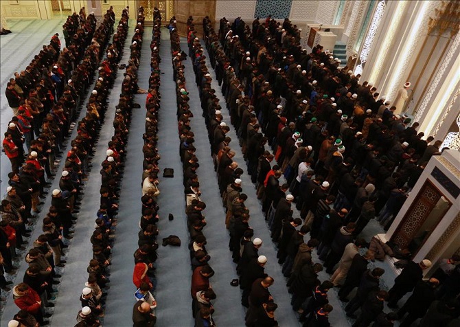 Görmez, sabah namazını gençlerle kıldı 3