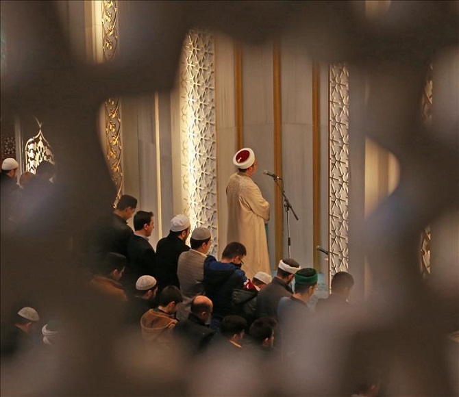 Görmez, sabah namazını gençlerle kıldı 7