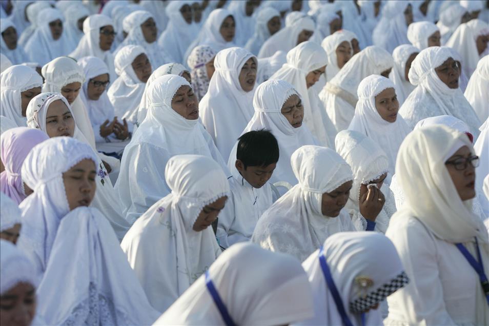 Endonezyalı Müslümanlar dünya barışı için dua etti 11