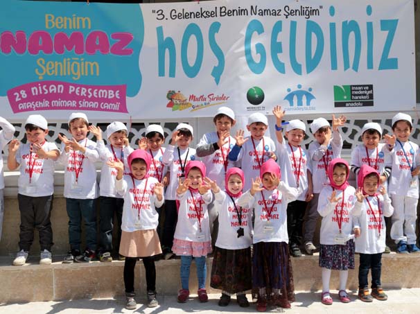 İki bin çocuk cemaatle namaz kıldı 1