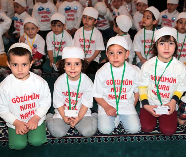 İki bin çocuk cemaatle namaz kıldı 2