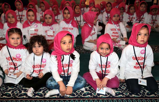 İki bin çocuk cemaatle namaz kıldı 3