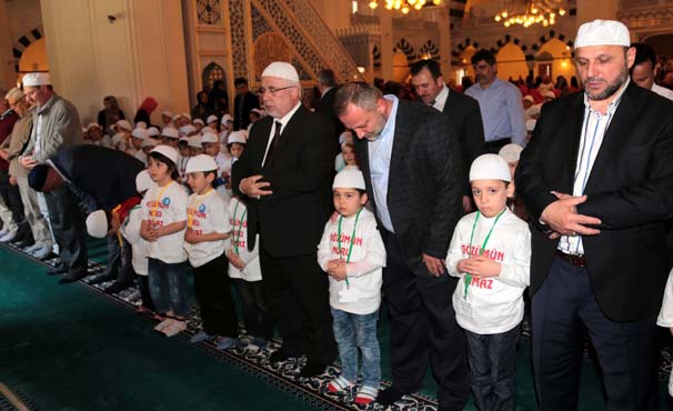 İki bin çocuk cemaatle namaz kıldı 4