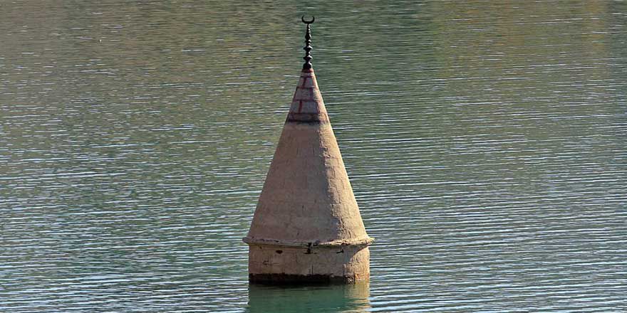 Sular çekildi minare ortaya çıktı