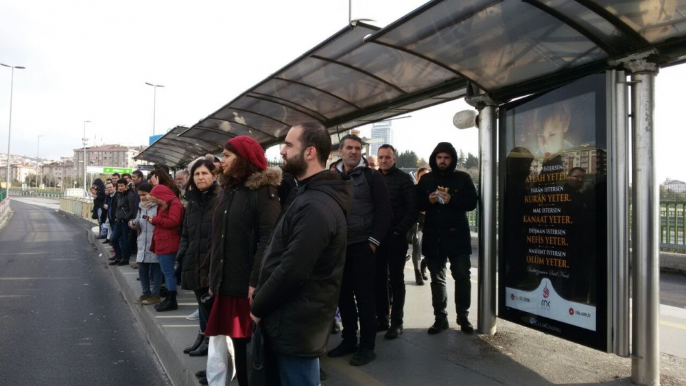 Risale-i Nur ilanları İstanbul metrobüs duraklarında 10