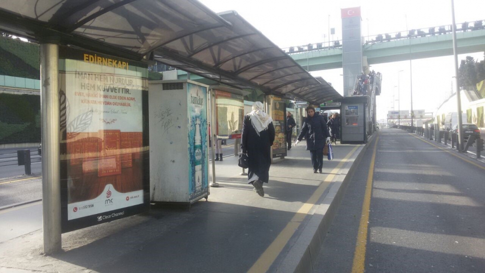Risale-i Nur ilanları İstanbul metrobüs duraklarında 7