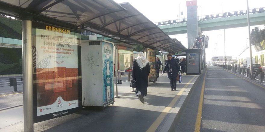 Risale-i Nur ilanları İstanbul metrobüs duraklarında