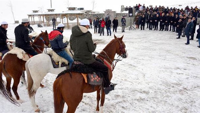 Atlı hafızlar Kur'an okuyarak şehri dolaşıyor 1