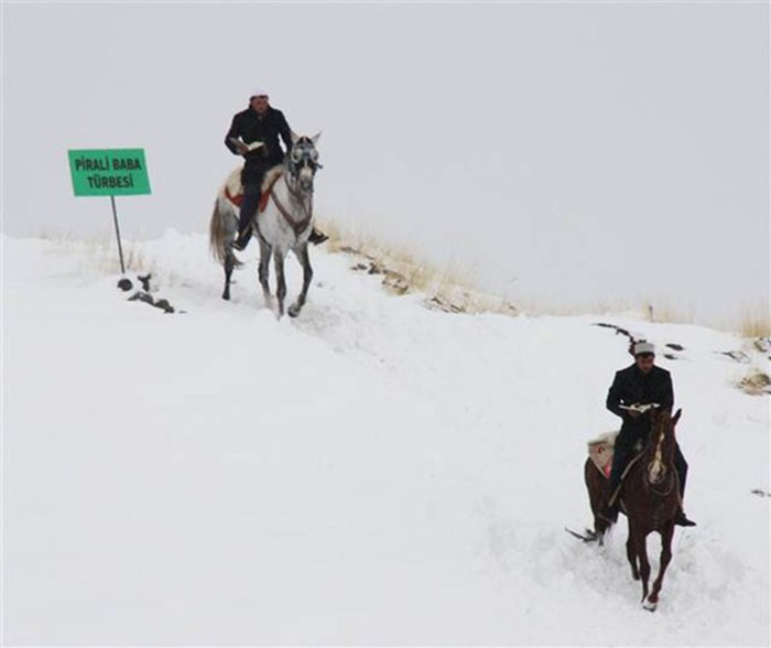 Atlı hafızlar Kur'an okuyarak şehri dolaşıyor 3
