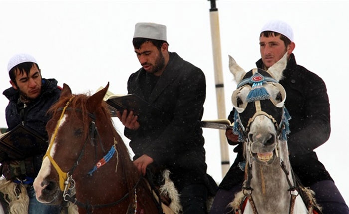 Atlı hafızlar Kur'an okuyarak şehri dolaşıyor 7