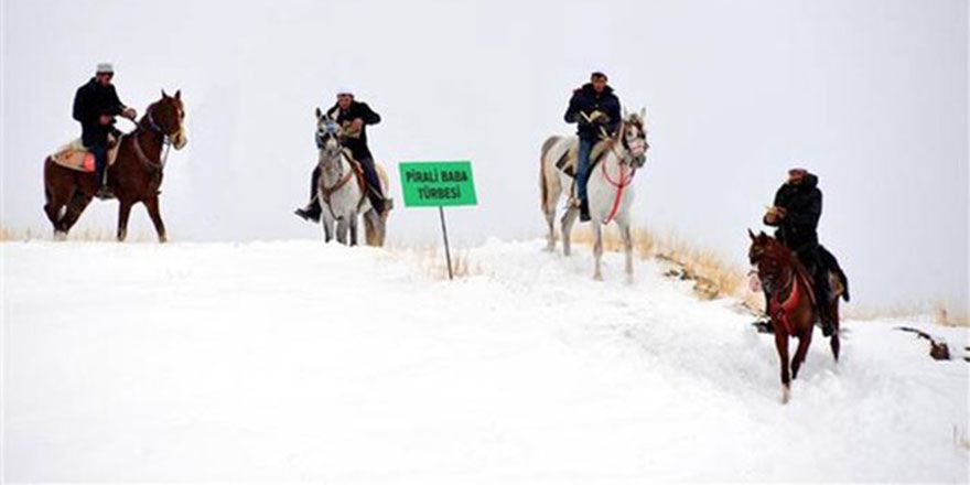 Atlı hafızlar Kur'an okuyarak şehri dolaşıyor
