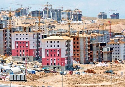 Toplu konutlar yükseldikçe depremzedenin yüzü gülüyor