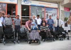 Kimse Yok Mu 8 özürlüye akülü araç hediye etti