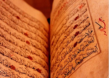 Ayetlerimize îmân ederler, kibirlenmezler