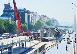 Metrobüs köprüsü çöktü, faciadan saniyelerle dönüldü: 1 ölü