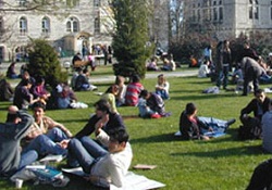 Üniversiteliler ayda 447 lira harcıyor