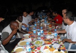 Somali'deki Kızılay ekibi sofrasını yerel halkla paylaştı