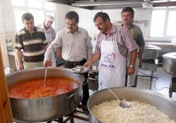 Aşevi günlük 400 aileye sıcak yemek dağıtıyor