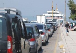 Çanakkale’de feribot kuyruğu