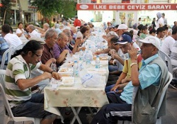 Kapalı yolda kurulan sofrada bin 500 kişi iftar yaptı