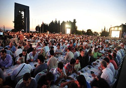 Çanakkale Şehitliği'nde 10 bin kişiyle iftar