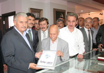 Bakan Yıldırım, Bediüzzaman sergisini gezdi